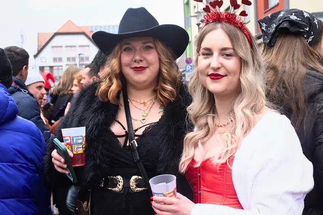 Der Schillerplatz wird zur närrischen Partyzone | Foto: Cornelia Bauer