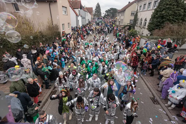  Faschingsumzug bringt Bellheim zum Glitzern und Strahlen | Foto: Paul Needham