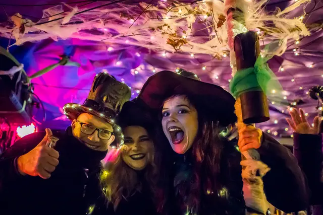 Lichter, Kostüme und gute Laune: Der 11. Merzalber Nachtumzug lockte zahlreiche Feiernde auf die Straße. | Foto: Florian Schwarz