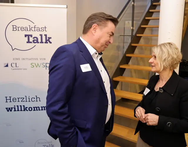 Neue Kontakte schließen - vertraute Kontakte vertiefen: Frank Roth (AppSphere) und Elke Sieber (swsp transform) tauschen sich aus.  | Foto: Foto: JoDo (Jörg Donecker)