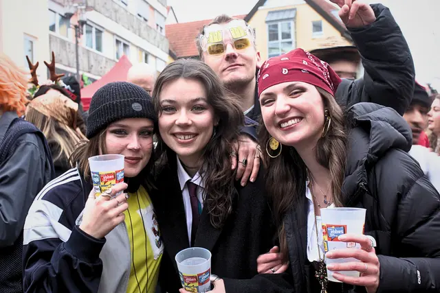 Partymusik sorgt für ausgelassene Stimmung auf dem Schillerplatz in Schifferstadt | Foto: Cornelia Bauer
