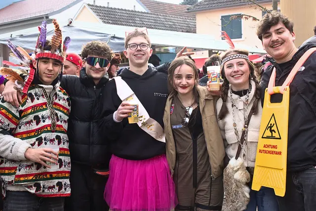 Bunte Kostüme prägen das Bild auf dem Schillerplatz | Foto: Cornelia Bauer