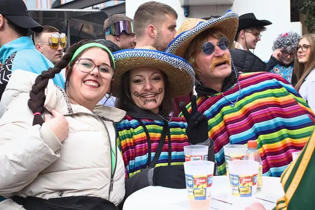Die Fastnacht lockt viele Besucher auf den Schillerplatz | Foto: Cornelia Bauer