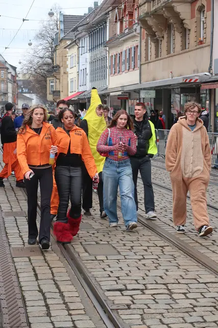 Gemütlich marschierten viele der zahlreichen Besucherinnen und Besucher in den Ort des Geschehens hinein. | Foto: Jennifer Warzecha