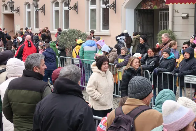 Ein beliebter Treffpunkt an Fastnacht ist der Durlacher Fastnachtsumzug.  | Foto: Jennifer Warzecha