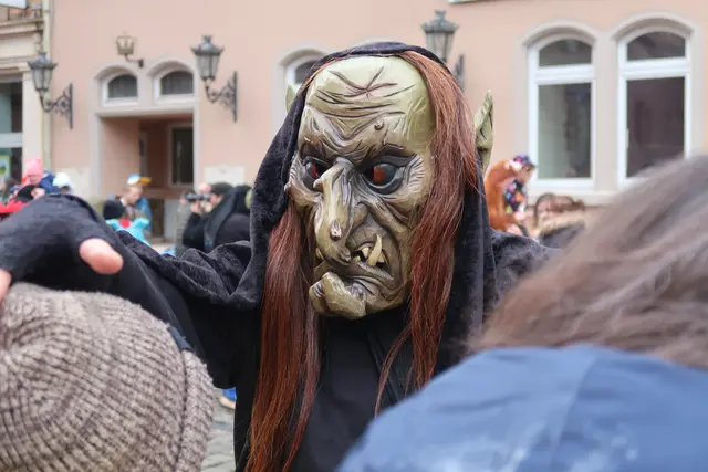 Die Hexen sind mit dabei und wagen sich ans Publikum heran.  | Foto: Jennifer Warzecha