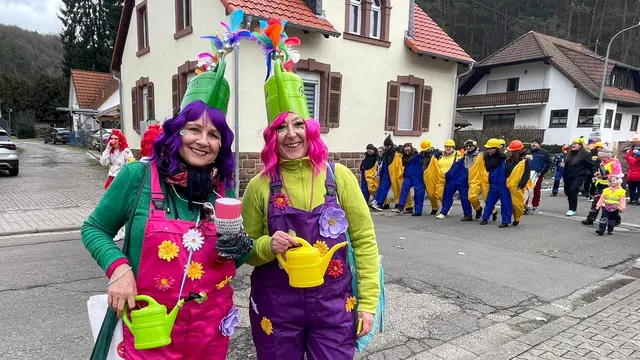 Farbenfrohe Kostüme und gut gelaunte Teilnehmer bestimmen das Bild beim Fastnachtsumzug in Linden im Kreis Kaiserslautern. Fußgruppen und kreative Verkleidungen sorgten entlang der Strecke für närrische Stimmung im Ort. | Foto: Juliane Stegner