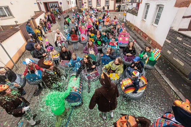  Faschingsumzug in Jockgrim... Party nonstop und gute Laune | Foto: Paul Needham