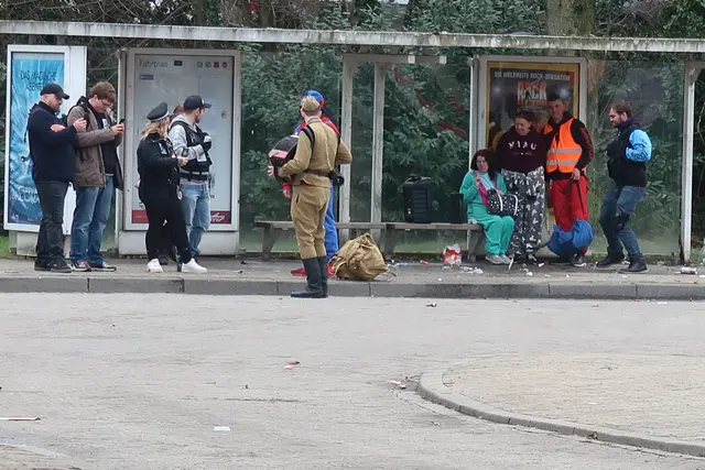 Schon um die Mittagszeit vor dem offiziellen Start des Umzugs machten sich Kostümierte auf den Weg zum Umzug oder anderen Fastnachtsereignissen.  | Foto: Jennifer Warzecha