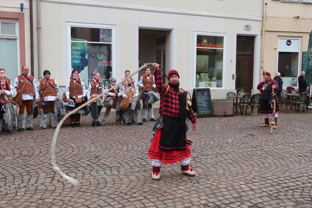 Daniel Pohl zeigte ein Brauchtum, mittels dem man früher das Vieh austrieb, wie er sagte. | Foto: Jennifer Warzecha