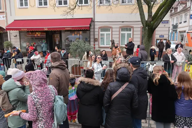 Hier trifft man und begegnet sich - auf dem Durlacher Fastnachtsumzug. | Foto: Jennifer Warzecha