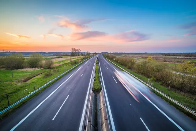 Auf der A6 zwischen Kaiserslautern-West und dem Autobahndreieck Kaiserslautern werden nachts Fahrbahnschäden beseitigt (Symbolfoto) | Foto: powell83/stock.adobe.com
