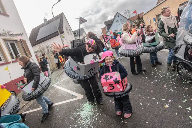Groß und Klein feiert in Jockgrim 2026 begeistern Fasnacht | Foto: Paul Needham