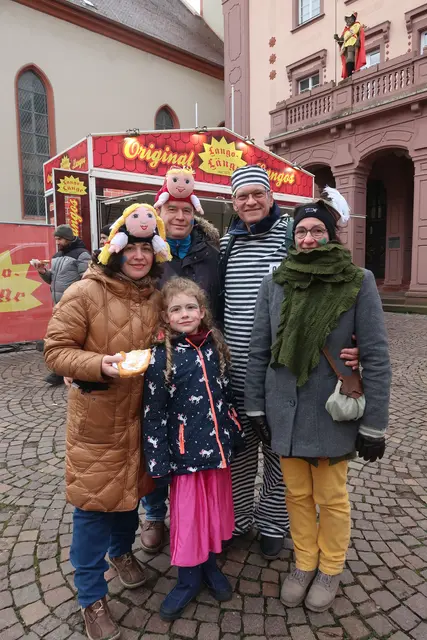 Bei Speis und Trank an verschiedenen Ständen ließ man es sich in Durlach gutgehen. | Foto: Jennifer Warzecha