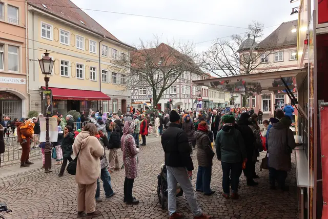 Der Marktplatz füllte sich den Nachmittag über und zeugte von der Fastnachtsfreude der Besucherinnen und Besucher. | Foto: Jennifer Warzecha