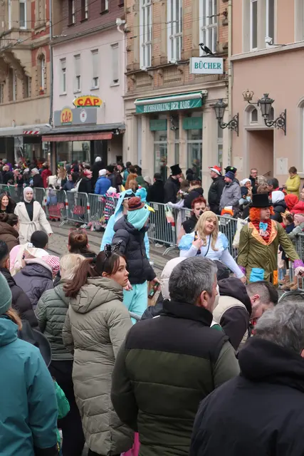 Ausgelassen feierte man den Durlacher Fastnachtsumzug. | Foto: Jennifer Warzecha