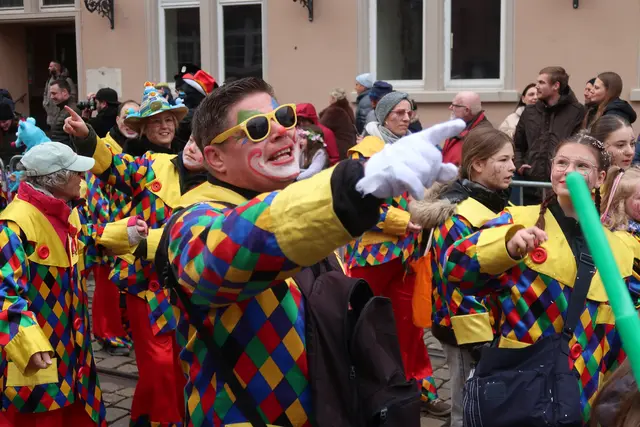 Immer mit dabei sind die Umzugsteilnehmer und nehmen das Publikum mit.   | Foto: Jennifer Warzecha