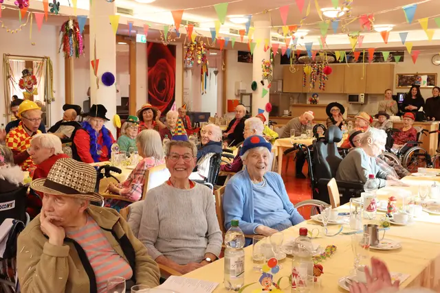 Die Bewohner*innen feiern Fasching | Foto: Dr.Christine Kraus für den Caritasverband für die Diözese Speyer 