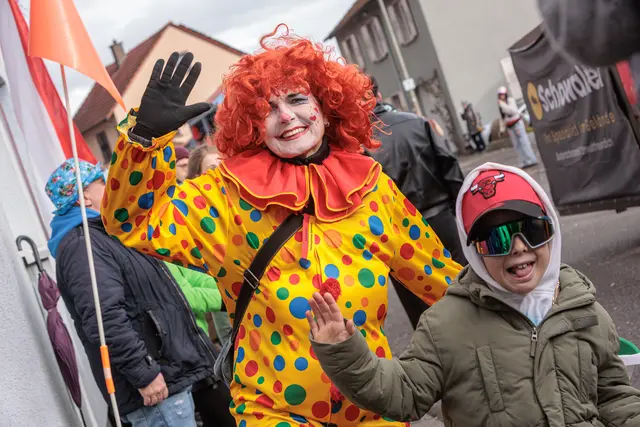 Groß und Klein feiert in Jockgrim 2026 begeistern Fasnacht | Foto: Paul Needham
