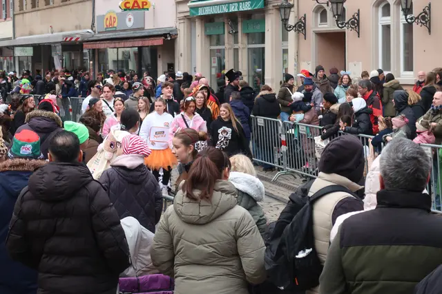 Viele nahmen ihre Freunde und Bekannte mit, um gemeinsam den Durlacher Fastnachtsumzug zu erleben. | Foto: Jennifer Warzecha