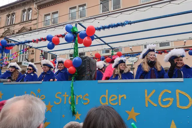 Auf Tuchfühlung mit dem Publikum blieben die Fastnachter. | Foto: Jennifer Warzecha