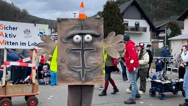 Originelle Kostüme und kreative Figuren prägen den Fastnachtsumzug in Linden im Kreis Kaiserslautern. Zahlreiche Teilnehmer zogen mit selbst gestalteten Verkleidungen durch den Ort und sorgten für närrische Stimmung entlang der Strecke. | Foto: Juliane Stegner