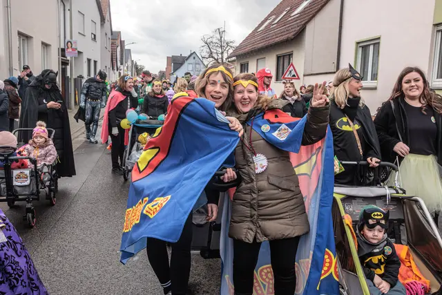  Faschingsumzug in Jockgrim... Party nonstop und gute Laune | Foto: Paul Needham