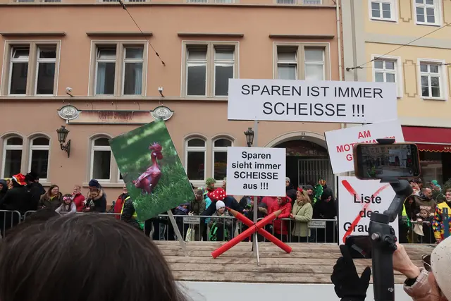 Kritik an den Sparmaßnahmen gab es deutlich, auch ersichtlich an diesem Motivwagen.  | Foto: Jennifer Warzecha