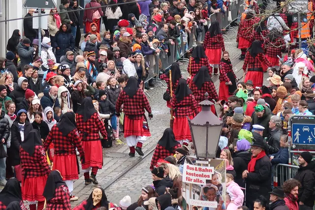 Mitten im Geschehen gingen die "Hottscheck Hexen" ihres Weges. | Foto: Jennifer Warzecha