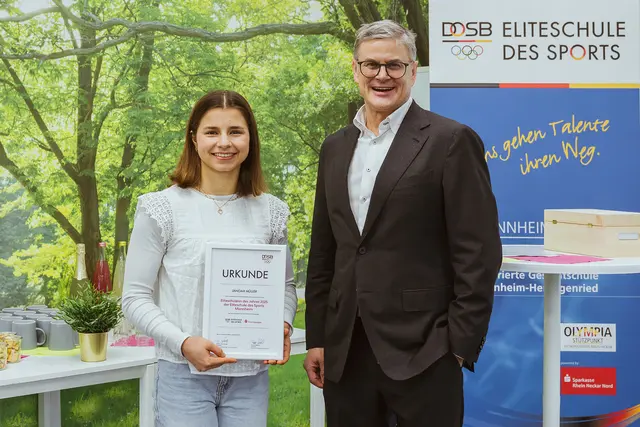 Janoah Müller (l.) hat bereits in jungen Jahren Großes geleistet und wurde nun vom DOSB und der Sparkasse als Eliteschülerin des Sports ausgezeichnet. Sparkassen Vorstand Thomas Kowalski findet: „Zu Recht.“  | Foto: Sefa Seker, Sparkasse RNN