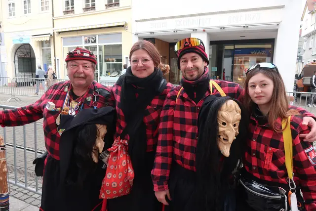 Die Durlacher Turmberghexen, hier Billy Prestele (links) mit Familie Pohl, gehören zum Umzug mit dazu. | Foto: Jennifer Warzecha