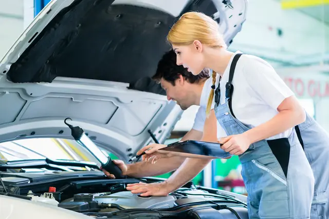 Der Kfz-Mechatroniker gehört bei Jungs zu den beliebtesten Ausbildungsberufen. Warum sich nicht als Mädchen daran wagen? | Foto: Kzenon/stock.adobe.com