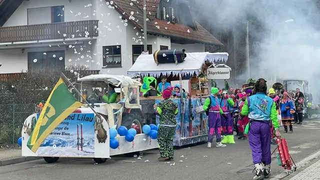 Bunte Kostüme, Konfetti und ein Motivwagen prägen den Fastnachtsumzug in Linden im Kreis Kaiserslautern. Der närrische Zug führte durch den Ort und endete an der Mehrzweckhalle. | Foto: Juliane Stegner