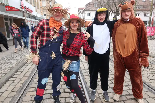 Auch als Strohpuppe und Teddybären verkleidet kann man den Fastnachtsumzug besuchen. | Foto: Jennifer Warzecha
