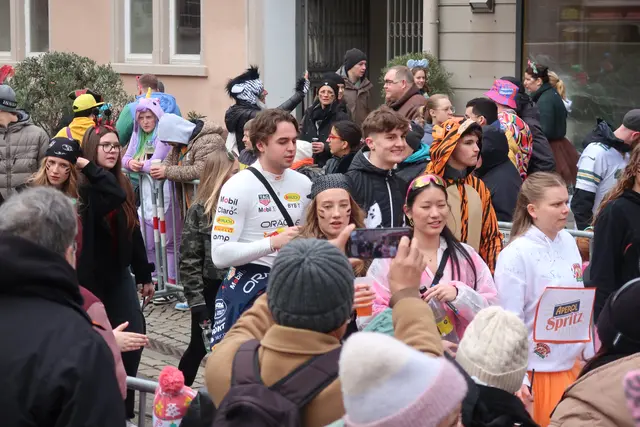 Viele nahmen ihre Freunde und Bekannte mit, um gemeinsam den Durlacher Fastnachtsumzug zu erleben. | Foto: Jennifer Warzecha