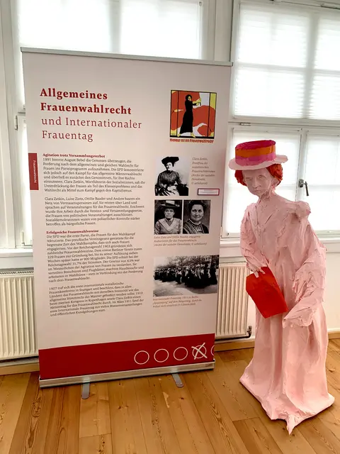 Auch sie war eine Kämpferin für die Rechte der Frauen und steht im Mittelpunkt der aktuellen Ausstellung: „Rosa“ Rosa Luxemburg – Papiermaché von Marianne Pitzen, Gründerin des Frauenmuseums Bonn.
 | Foto: Stadt Viernheim