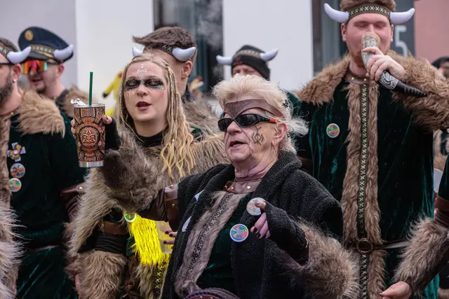 Prosit und Helau - Faschingsumzug in Jockgrim | Foto: Paul Needham