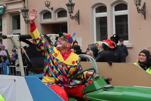 Torsten Holzwarth, Vorstand des OKDF und Präsident der Ka Ge Blau Weiss Durlach 1951 e.V., fuhr im Umzug mit und blieb im Austausch mit dem Publikum. | Foto: Jennifer Warzecha
