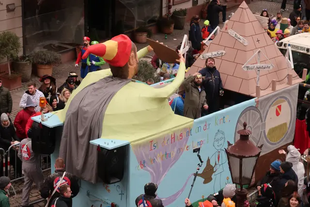 Auch dieser Motivwagen zeigte, wie wenig Verständnis man teilweise für die Sparmaßnahmen der Stadt in der Bevölkerung hat.  | Foto: Jennifer Warzecha