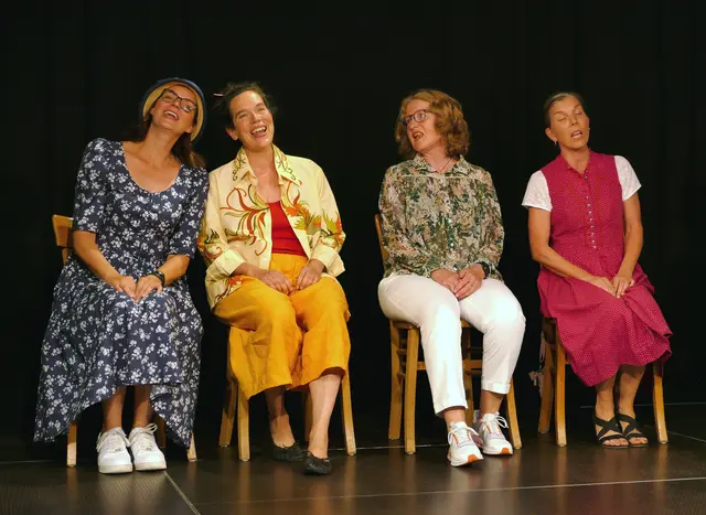 Vier Frauen spielen zwölf Frauen aus der Pfalz und produzieren ein unterhaltsames Bild des Pfälzer Lebens.  | Foto: Angelika Bohrmann