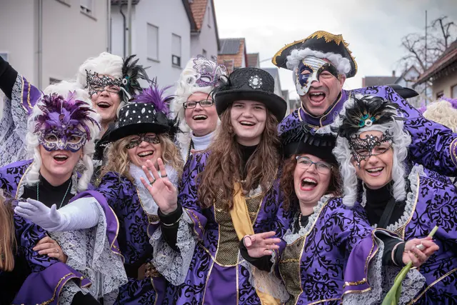 Elegant und farbenfroh... Fasching in Jockgrim | Foto: Paul Needham