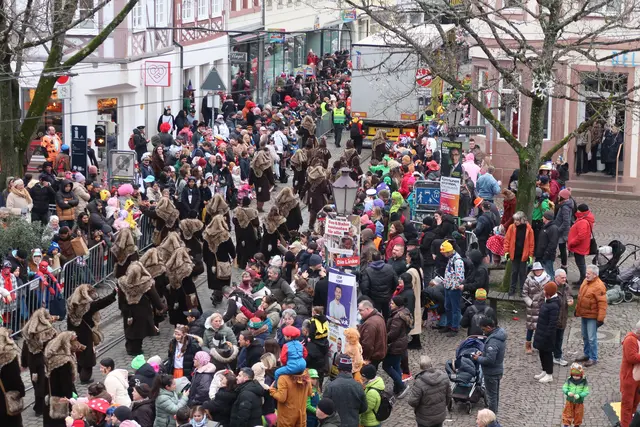 Die verschiedenen Gruppen sowie Teilnehmerinnen und Teilnehmer des Durlacher Fastnachtsumzugs begeisterten das Publikum. | Foto: Jennifer Warzecha