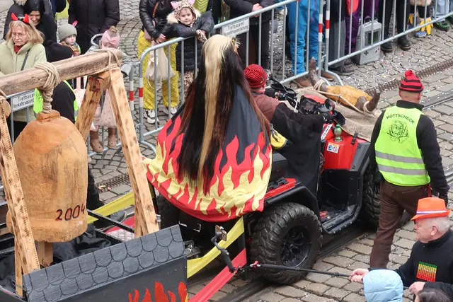 Bei den Grötzinger "Hottscheck Hexen" fuhr diese Hexe mit. | Foto: Jennifer Warzecha