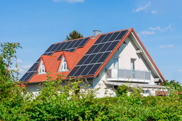 Photovoltaik-Anlagen auf Dächern oder überdachte Parkplätze helfen dabei, die Klimaziele der Stadt Kaiserslautern zu erreichen (Symbolfoto) | Foto: manfredxy/stock.adobe.com