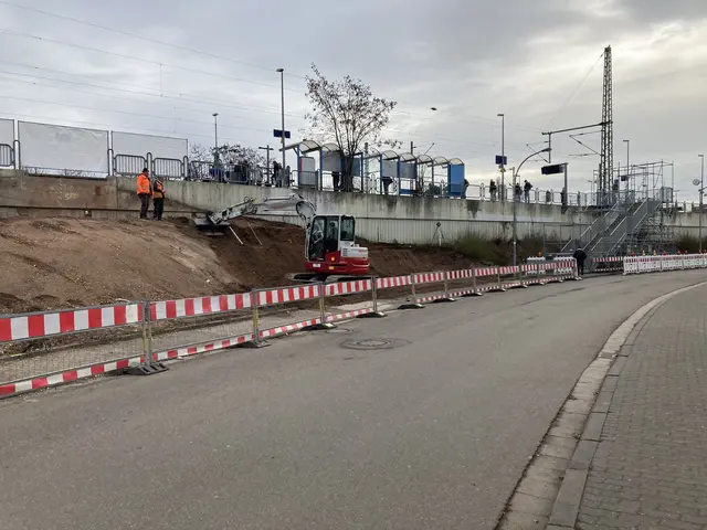Die Umgestaltung des Bahnhaltepunkts schreitet voran – die bisherige Treppe zu Gleis 1 wurde bereits entfernt. | Foto: Stadtverwaltung Neustadt