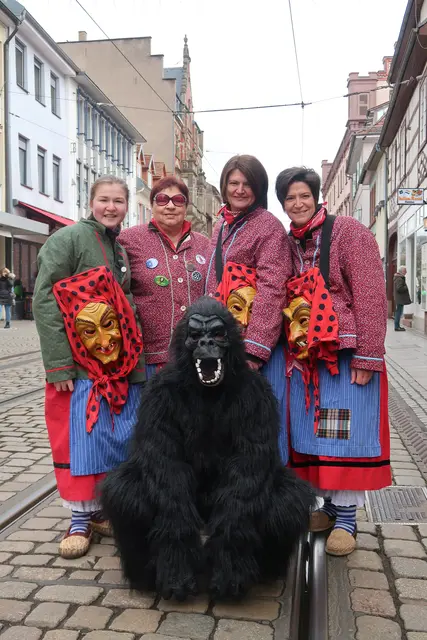 Auch die Grötzinger Hottscheckhexen waren nach Durlach gekommen.  | Foto: Jennifer Warzecha