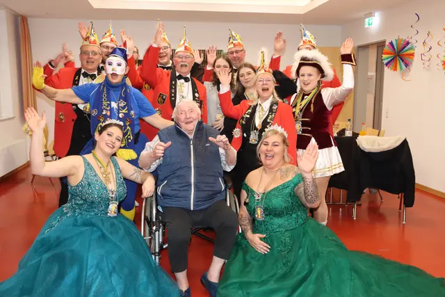 Der 100-jährige Michael Avdeenko mit Fasnachtsprinzessinnen und Elferrat. | Foto: Dr.Christine Kraus für den Caritasverband für die Diözese Speyer 