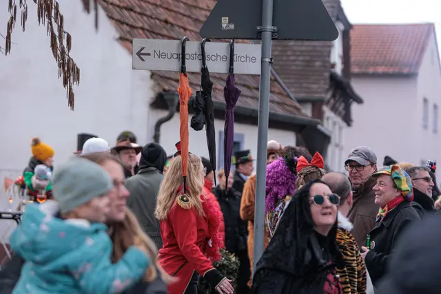 Hagenbach feiert Fastnacht 2026 - mit Kamelle und guter Laune... am Ende hat man die Regenschirme dann doch nicht mehr gebraucht | Foto: Paul Needham