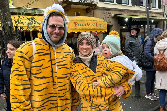 Gut gelaunt trotz kühler Temperaturen: Eine als Tiger verkleidete Familie verfolgt am Straßenrand den Fastnachtsumzug in der Rosenstadt und sorgt mit ihren Kostümen für närrische Farbtupfer im Publikum. | Foto: Rainer Ulm