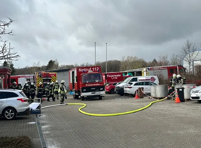 Ein Industriebrand im Gewerbegebiet Gersbach erforderte am Rosenmontagmorgen umfangreiche Löscharbeiten der Feuerwehr Pirmasens | Foto: Stadtverwaltung Pirmasens